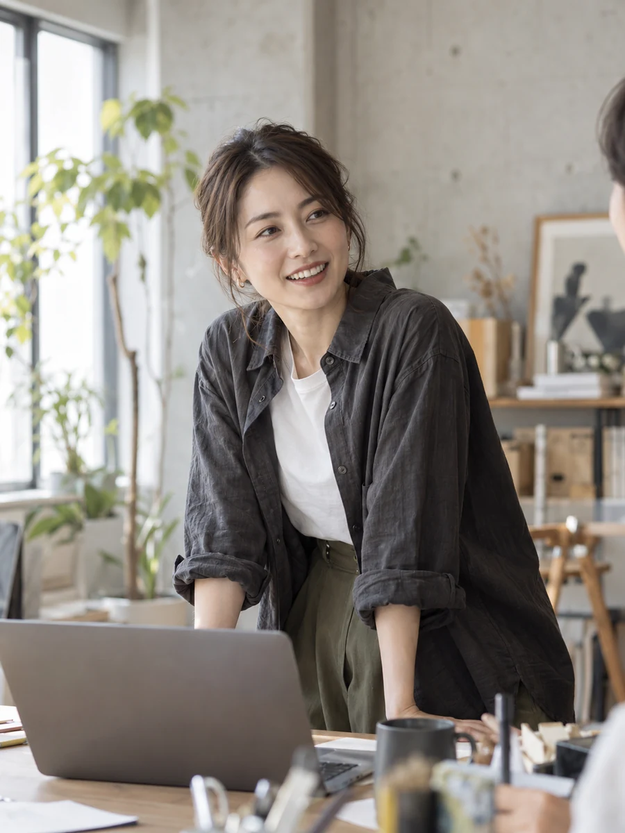 オフィスで自然に会話する人物の仮イメージ写真